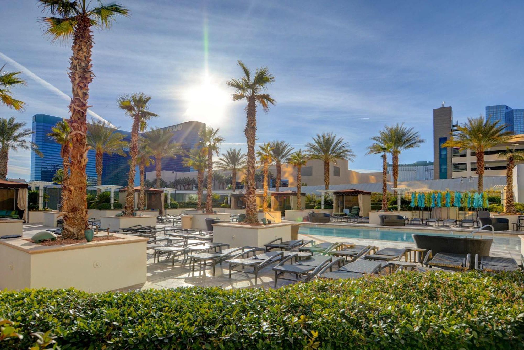 Сasa de vacaciones Mgm Signature-17-801 1br2ba F1 Strip View Balcony