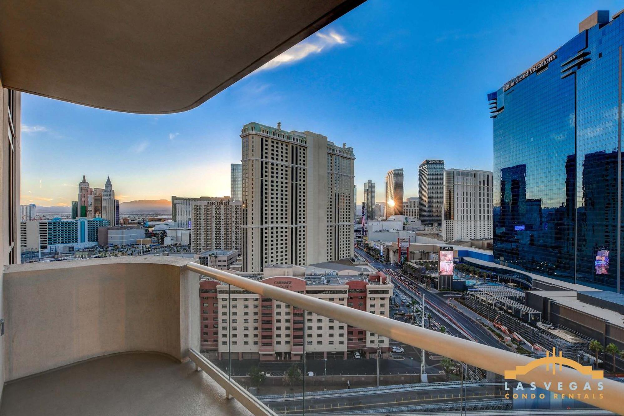 Сasa de vacaciones Mgm Signature-17-801 1br2ba F1 Strip View Balcony